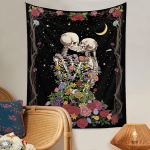 Wandteppich mit küssenden Skeletten und Mond an einer weißen Wand im gemütlichen Raum