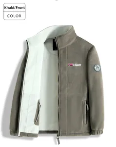Dettaglio della giacca in pile kaki con ricami outdoor e collo alto caldo