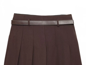 Vue détaillée de la jupe plissée marron foncé avec ceinture en cuir et fermeture éclair