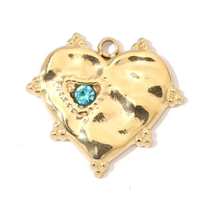 Pendentif cœur doré avec texture martelée et pierre bleue pour collier artisanal