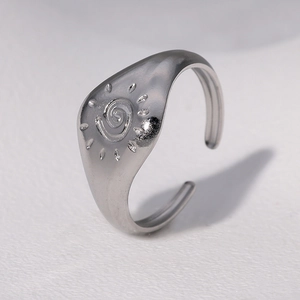 Bague ouverte en acier inoxydable argenté avec symbole du soleil gravé dessus