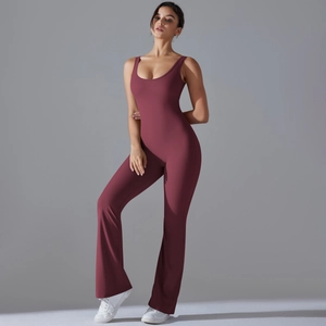 Detailansicht der ausgestellten Yoga-Jumpsuit in Dunkelrot mit hochelastischem Gewebe