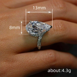 Bague élégante avec pierre poire de 13x8mm et anneau scintillant en forme de V