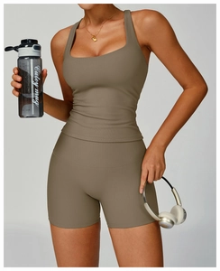 Détail de la texture en maille côtelée marron du haut de sport court pour yoga et fitness