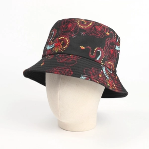 Dettaglio della stampa del dragone cinese e motivo floreale su cappello alla pescatora nero