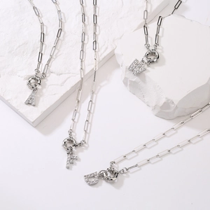 Collier lettre pavé de zircons avec chaîne trombone en acier inoxydable argenté