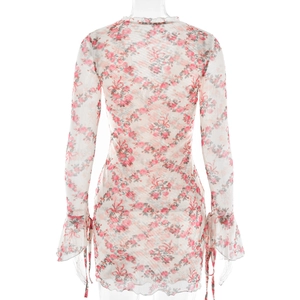 Vue arrière d'une robe courte en mesh avec imprimé rose vintage et manches cloche