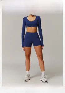 Vue détaillée de l'ensemble yoga bleu marine avec crop top à manches longues