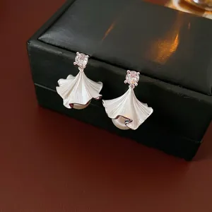 Boucles d'oreilles perles feuille de ginkgo argentées avec zircon sur boîte à bijoux