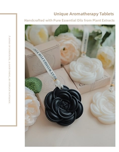 Dettaglio di tavolette di cera a forma di rosa con nastro e confezione regalo elegante