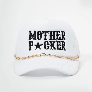 Detaillierte Stickerei und Goldkettchen an einer weißen Mesh-Trucker-Kappe
