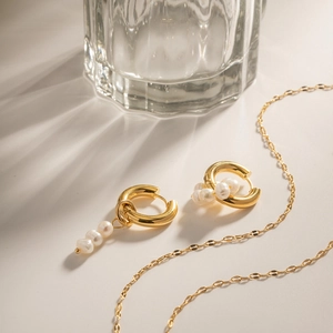 Elegante Creolen aus Gold-Titanstahl mit Barock-Süßwasserperlen und passender Halskette