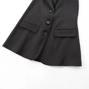 Blazer cintré noir avec fermeture à trois boutons et poches à rabat symétriques