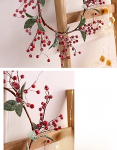 Dettaglio macro di rami di bacche rosse artificiali innevate per decoro natalizio