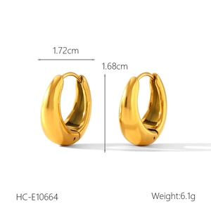 Detailed view of U-shaped 18K gold plated stainless steel earrings with weight 6.1g
