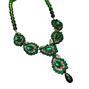 Parure collier vintage doré avec gemmes gouttes vertes et grappes de fleurs en cristal