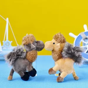 Vista dettagliata dei portachiavi in peluche cammello marrone e beige per regali