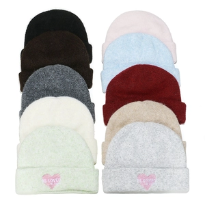 Gorros de punto de invierno en varios colores con bordado de corazón rosa y frases