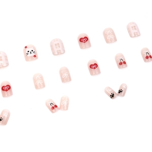 Faux ongles courts ronds avec motifs graffiti de chat, cerise et nœud papillon