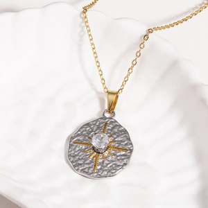 Détail macro du pendentif étoile martelé vintage avec zircon et chaîne dorée