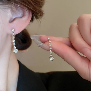 Élégant ensemble de boucles d'oreilles pampilles argentées avec cristaux de zircone