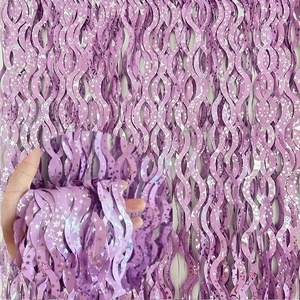 Detail von lila S-förmigem Lametta-Vorhang mit glänzendem Metallic-Sternenmuster
