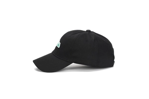 Détail de la broderie nice verte et blanche sur la casquette de baseball en coton noir