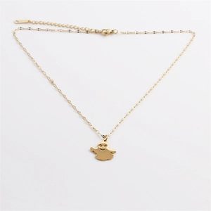 Elegante collana in acciaio inossidabile dorato con ciondolo a fantasma su sfondo bianco