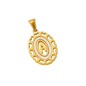 Détail macro du pendentif cœur en or 18k avec nacre blanche et la lettre A