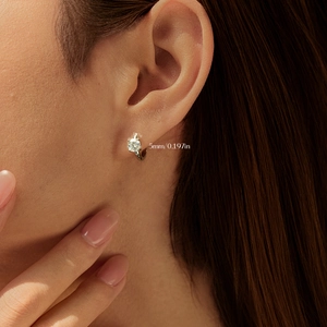 Créoles solitaires en moissanite de 2 carats avec finition argent et détail de 5mm
