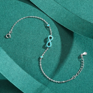 Bracelet symbole infini en argent S925 avec perles turquoise sur fond vert texturé