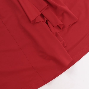 Vue macro détaillée du tissu satiné rouge vif et des coutures de précision de la robe