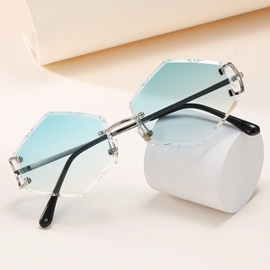 Detalle de gafas de sol octogonales sin montura con lentes degradadas en azul