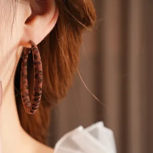 Créoles rétro imprimé léopard avec texture floquée marron pour femmes