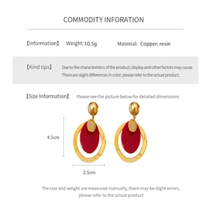 Detailed dimension guide for gold-plated resin oval earrings with size and weight specs