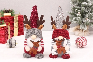 Détail de gnomes de Noël avec chapeaux de renne pailletés et cerf en feutre décoratif
