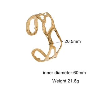 Technical drawing of golden textured bangle with 60mm diameter and 20.5mm width details