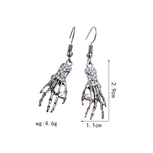 Pendientes de mano de calavera de Halloween en plata vieja con brillantes de cristal