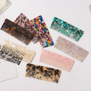 Pettini per capelli colorati in acetato a denti larghi, motivi marmo e tartaruga su bianco
