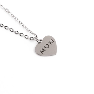 Collier minimaliste en acier inoxydable argenté avec pendentif cœur gravé MOM