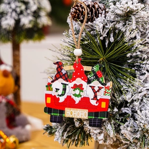 Weihnachtlicher Auto-Anhänger aus Holz mit Zwergen und JOY-Schriftzug am verschneiten Baum