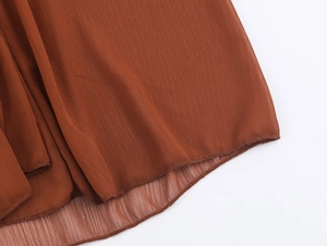 Detailaufnahme der braunen Chiffon-Stoffstruktur mit feiner Rollsaum-Verarbeitung am Rand