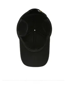 Detail van de warme binnenvoering en opvouwbare oorflappen van deze winterse baseballpet