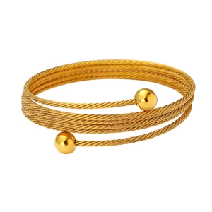 Dettaglio del bracciale a cavo dorato multistrato con terminali a sfera lucidi
