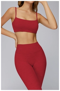 Dettaglio del reggiseno sportivo rosso che mostra il tessuto a maglia e lo scollo quadrato