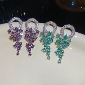 Boucles d'oreilles cercles géométriques en zircon et pompon goutte en violet et bleu