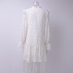 Dettaglio del retro dell'abito floreale con collo a balze e maniche a sbuffo chic