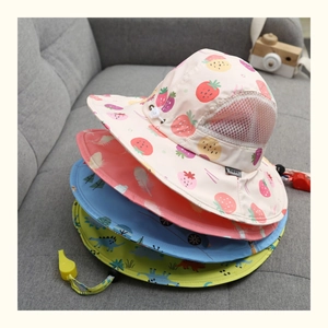 Dettaglio cappelli sole per bambini con mesh traspirante, tesa larga e cinturino