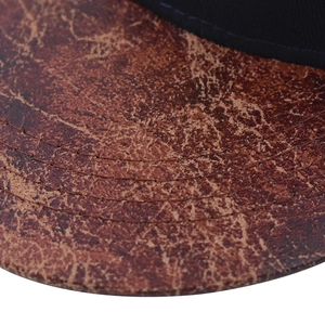 Détail rapproché de la visière en cuir PU marron vieilli d'une casquette hip hop