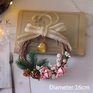 Détail mini couronne de Noël 16cm avec pommes de pin et cloches sur fond vintage